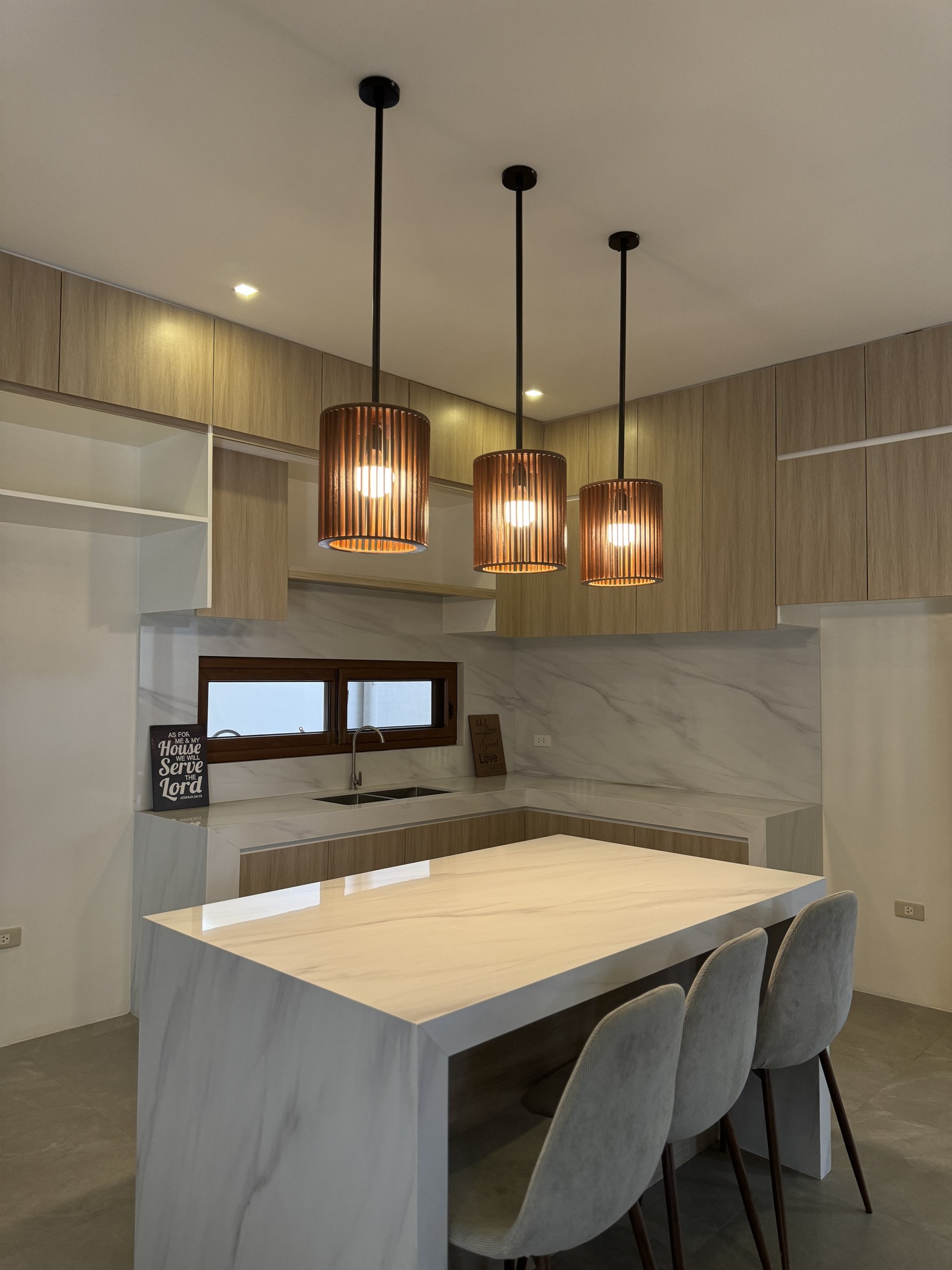 dining/island/kitchen area