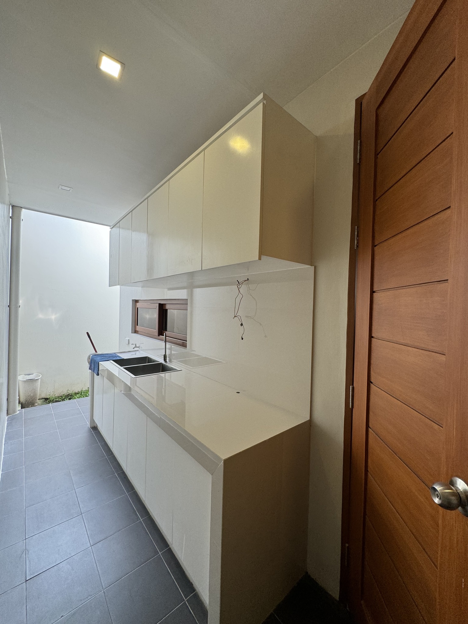 dirty kitchen/back kitchen