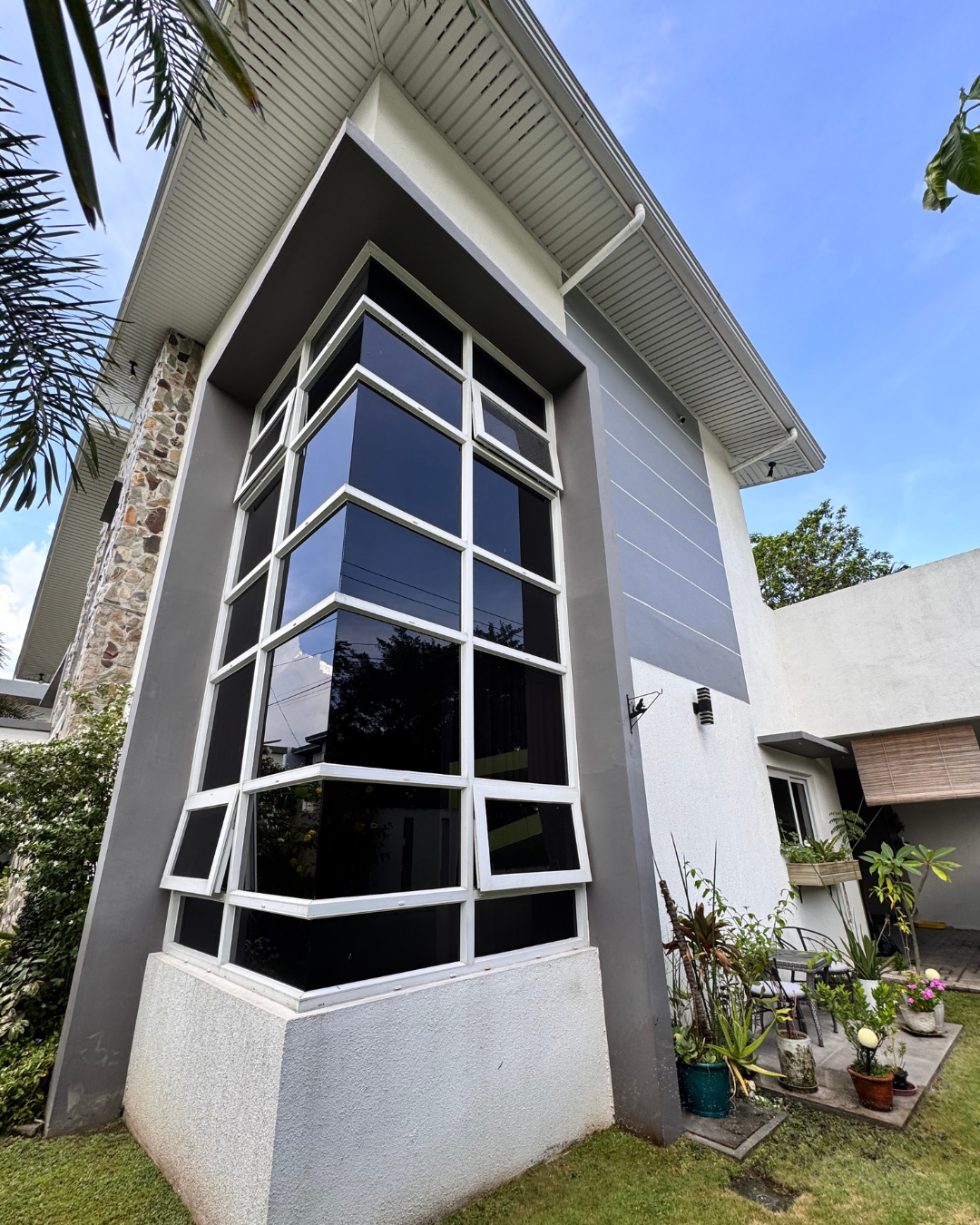 Well-maintained Spacious Modern House and Lot For Sale Near Clark - Image 2