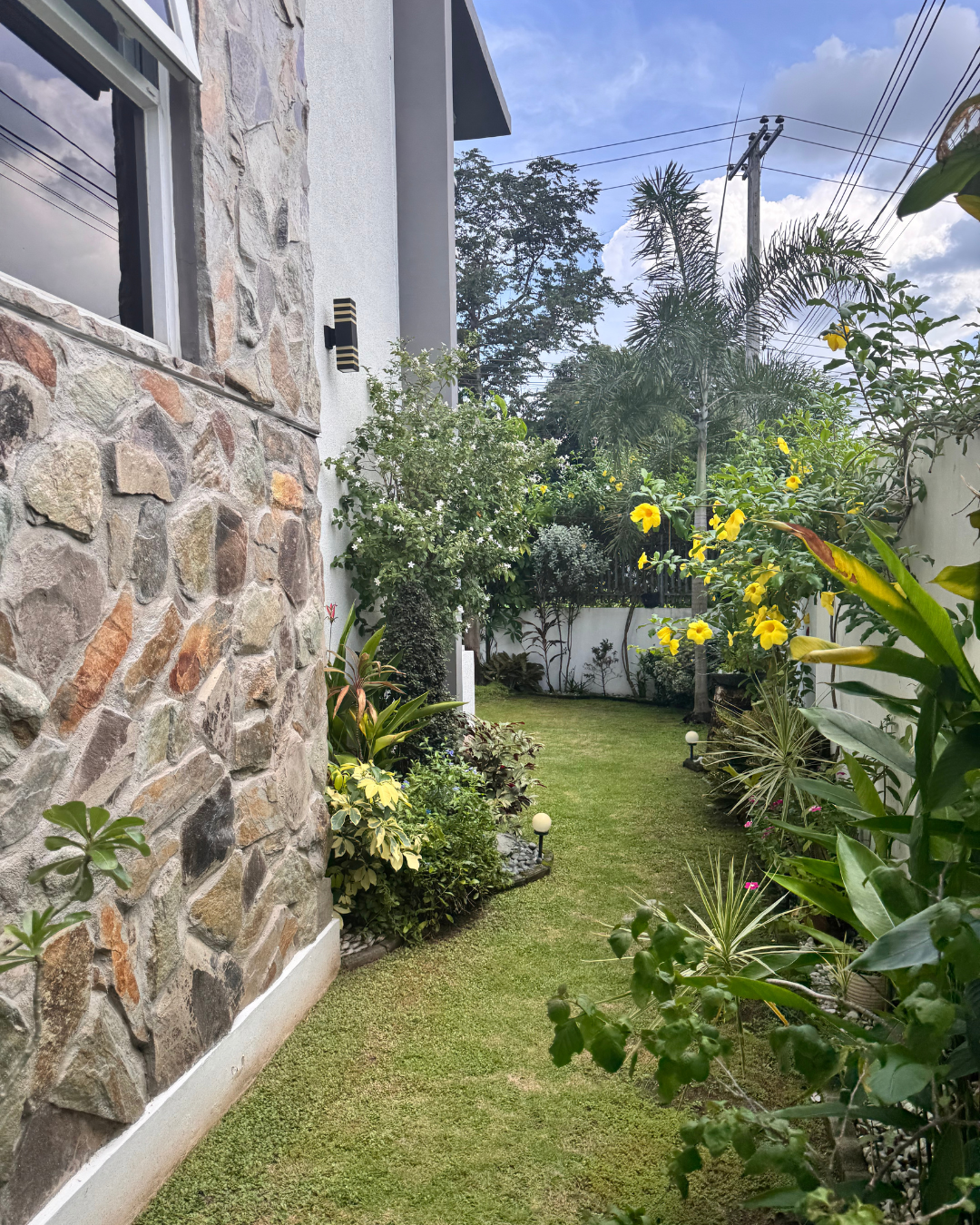 Well-maintained Spacious Modern House and Lot For Sale Near Clark - Image 3