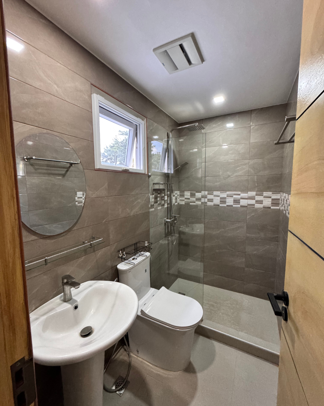 Well-maintained Spacious Modern House and Lot For Sale Near Clark - Image 22